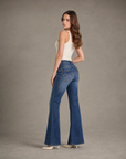 Jeans donna flare blu washed N2772 indossato, vista posteriore
