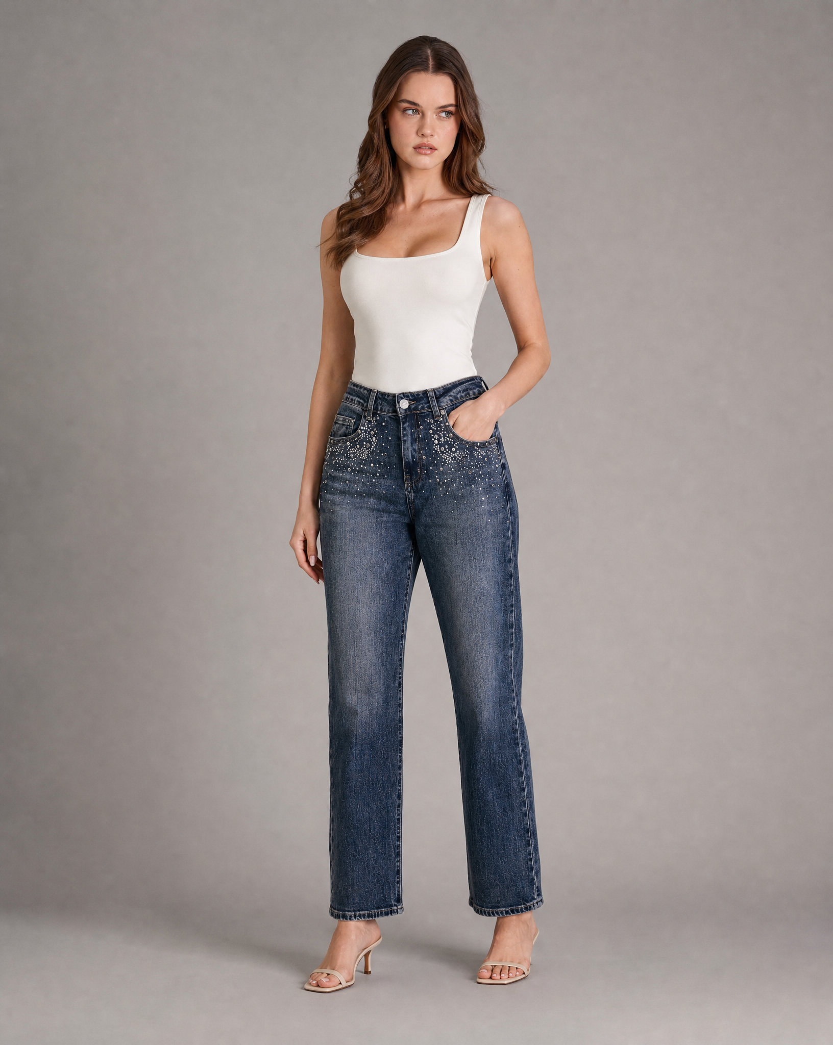 Jeans donna con strass e perle T8059 indossato a corpo intero