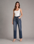Jeans donna con strass e perle T8059 indossato a corpo intero