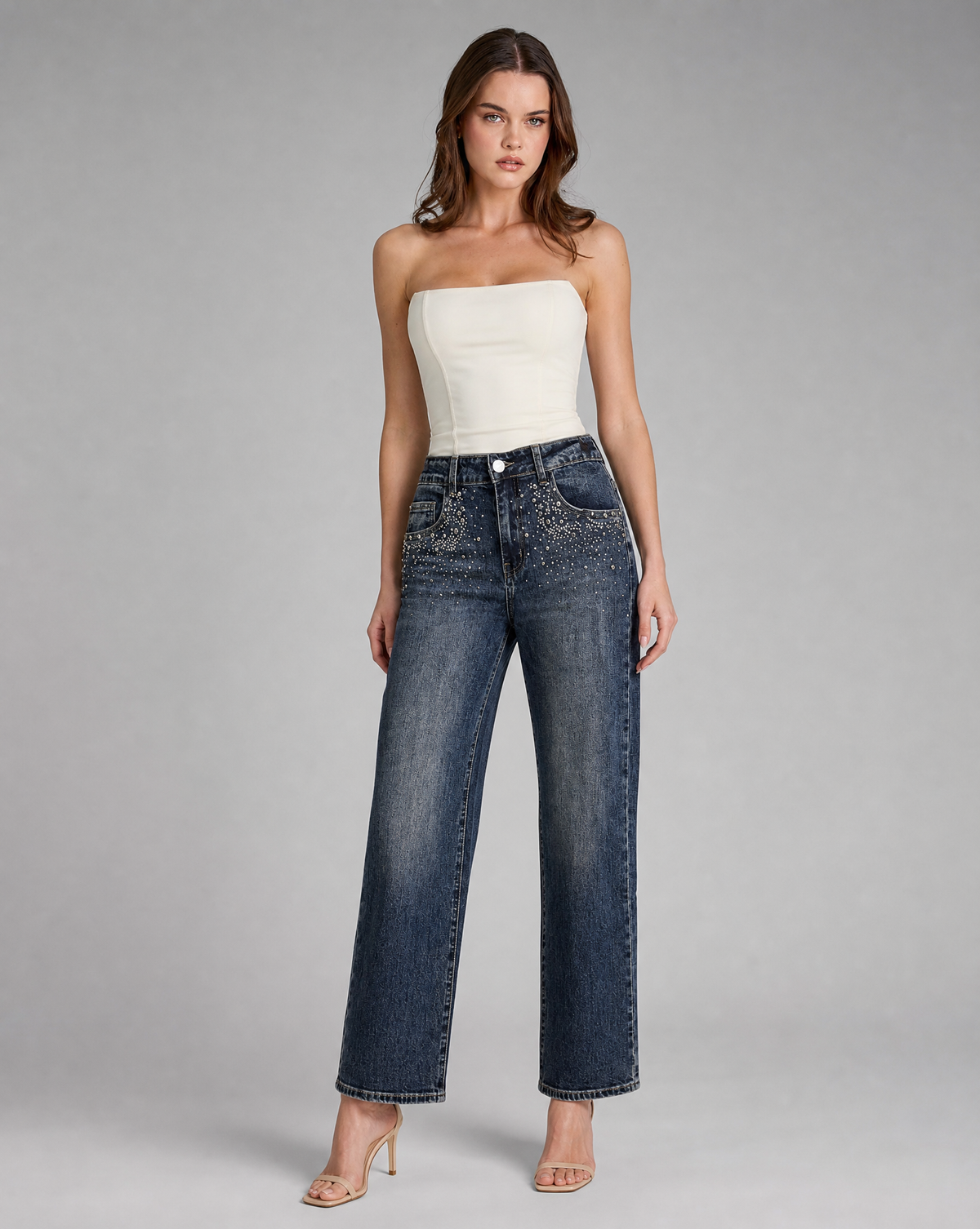 Jeans donna con strass e perle T8059 vista frontale indossato