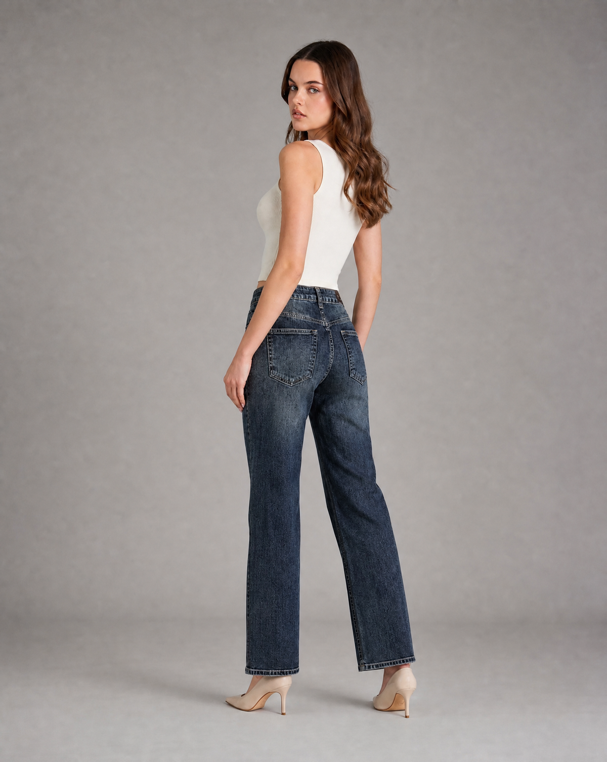 Jeans donna con strass e perle T8059 vista posteriore indossato