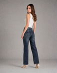 Jeans donna con strass e perle T8059 vista posteriore indossato