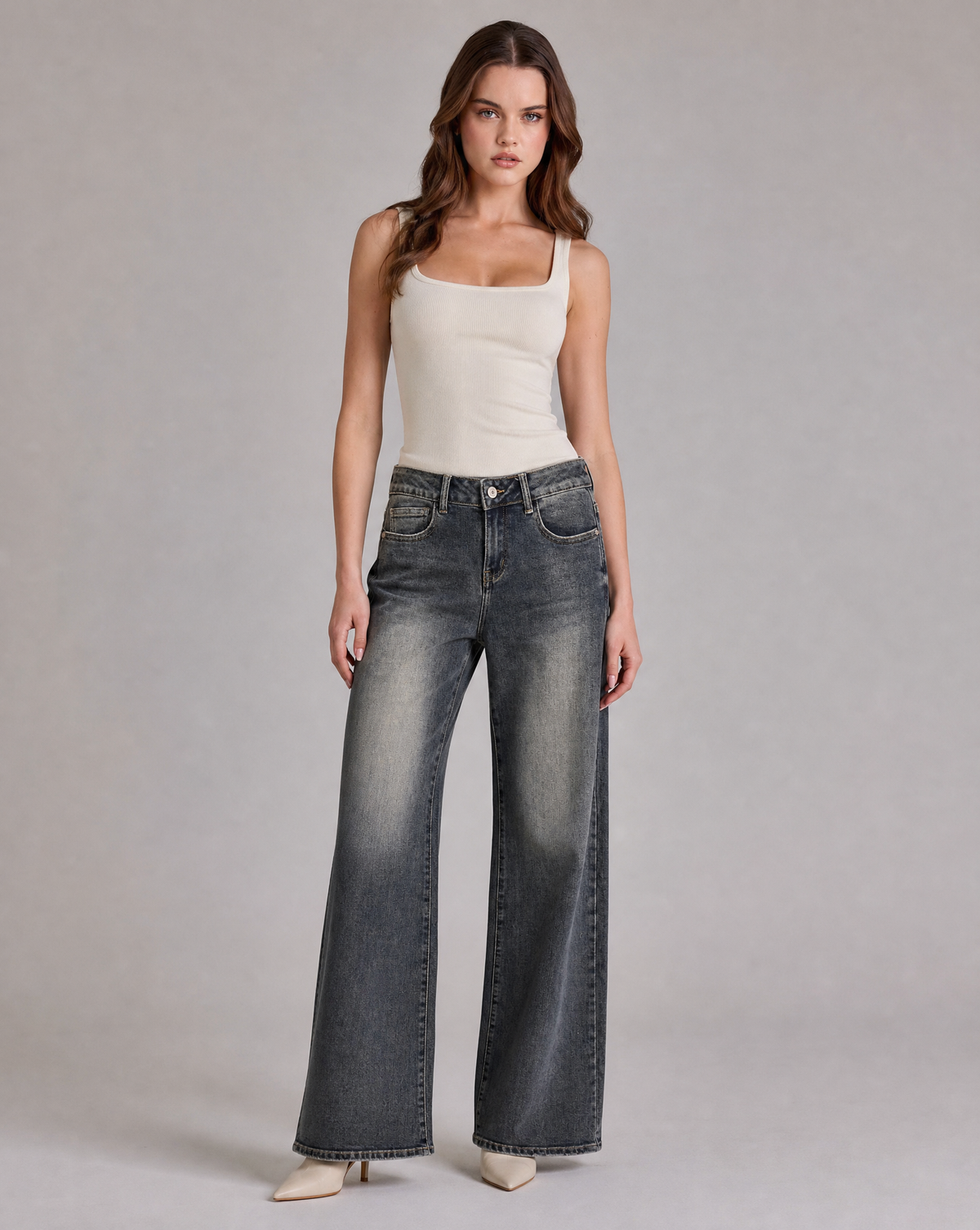 Jeans donna wide leg a vita bassa grigio washed D097-62, look a figura intera