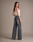 Jeans donna wide leg grigio washed D097-62 indossato, vista posteriore