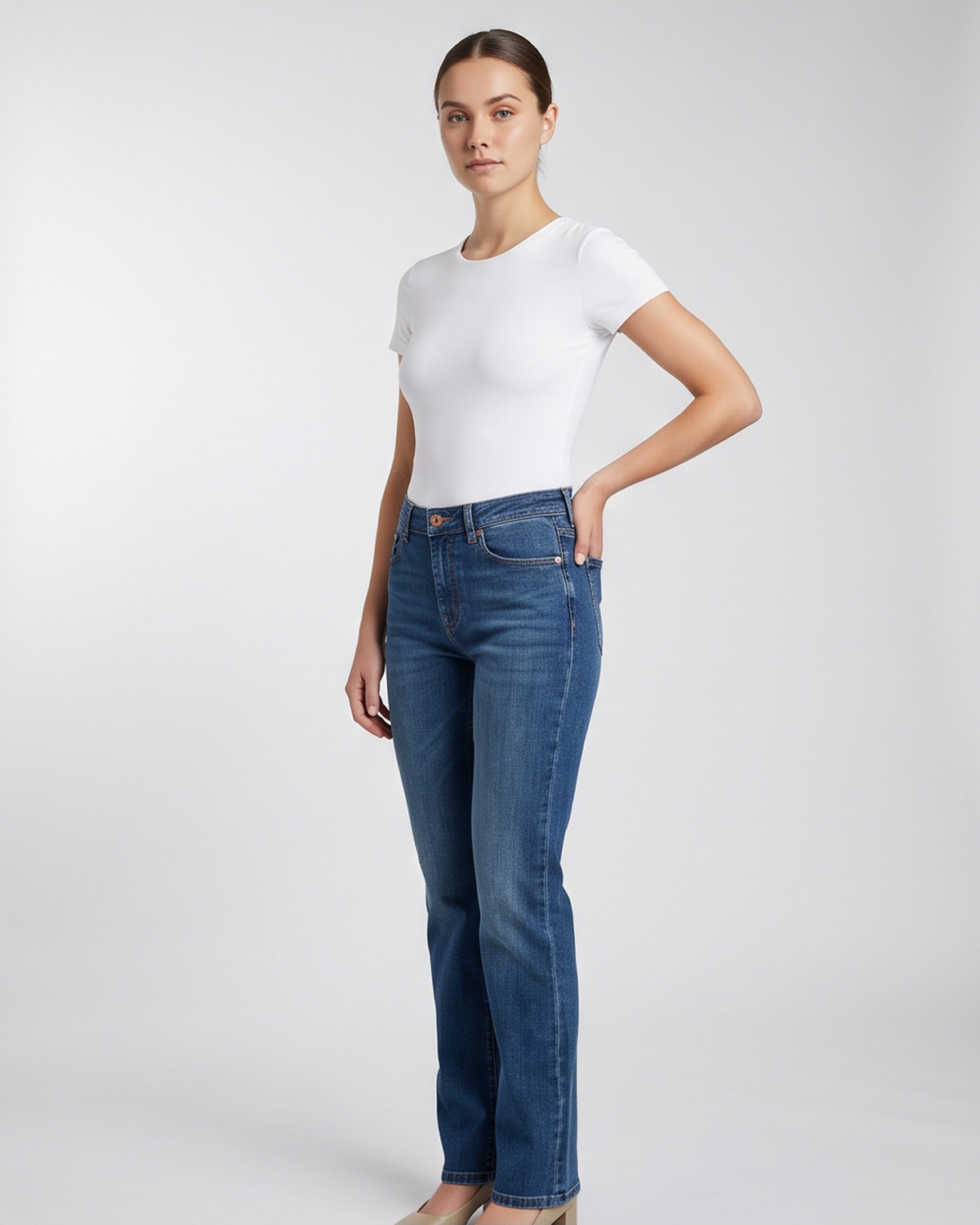 Jeans straight fit blu DS69 indossato, vista trequarti