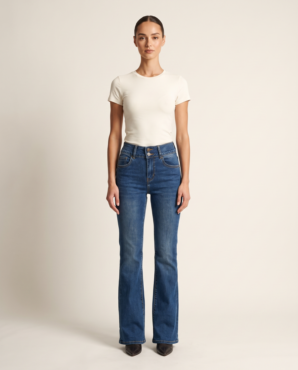 Jeans flare F7752 indossato da Polly 6, vista frontale
