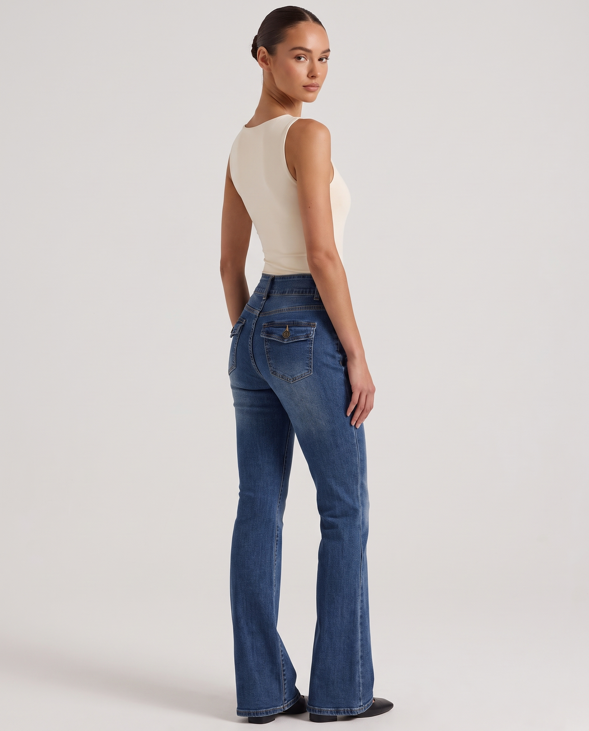 Jeans flare F7752 indossato da Polly 6, vista posteriore