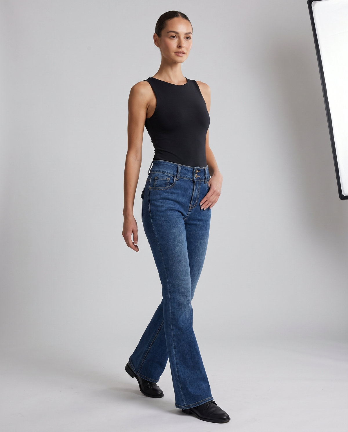 Jeans flare F7752 indossato da Polly 6, vista a tre quarti