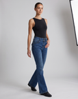 Jeans flare F7752 indossato da Polly 6, vista a tre quarti