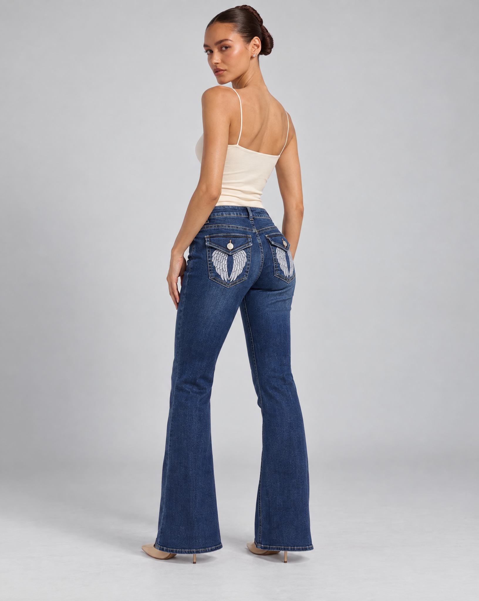Jeans K978 indossato da Polly 6, retro con ali ricamate