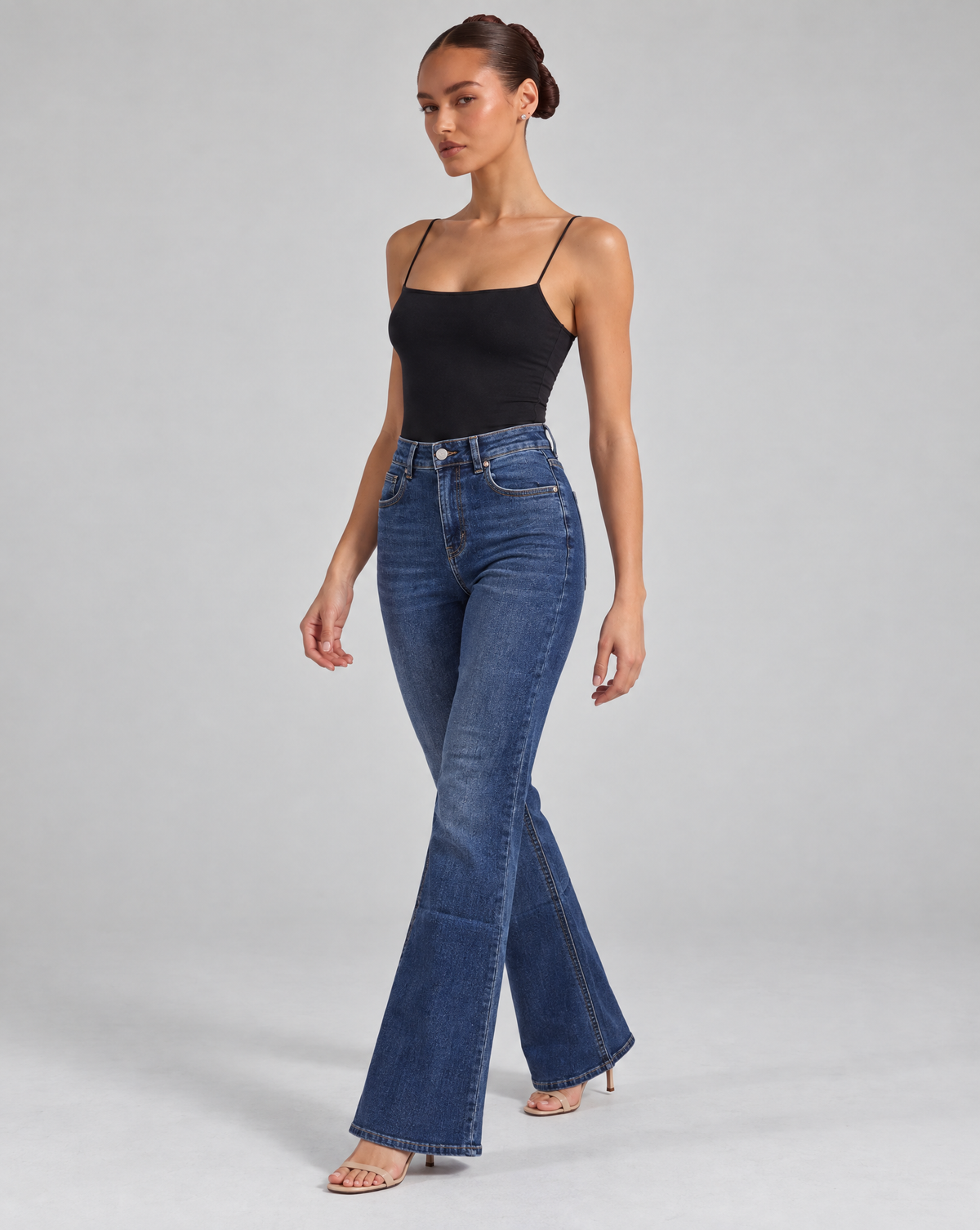 Jeans K978 indossato da Polly 6, vista tre quarti
