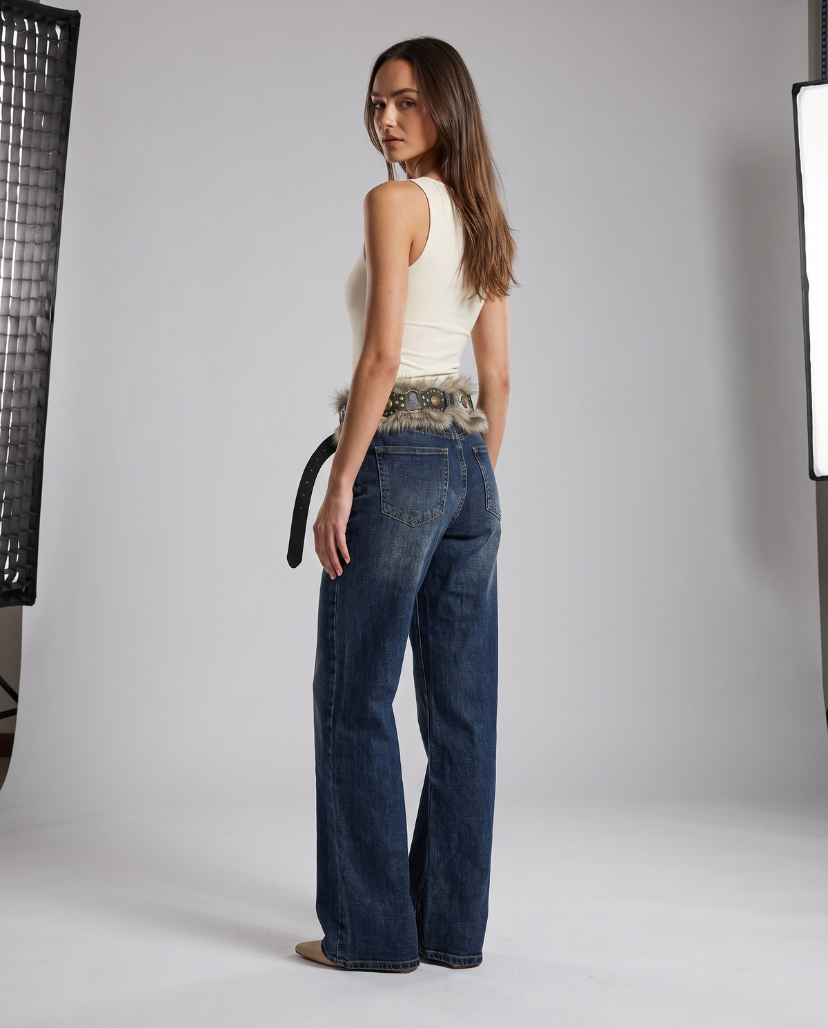 Jeans wide leg N2782 indossato da Polly 6, vista posteriore
