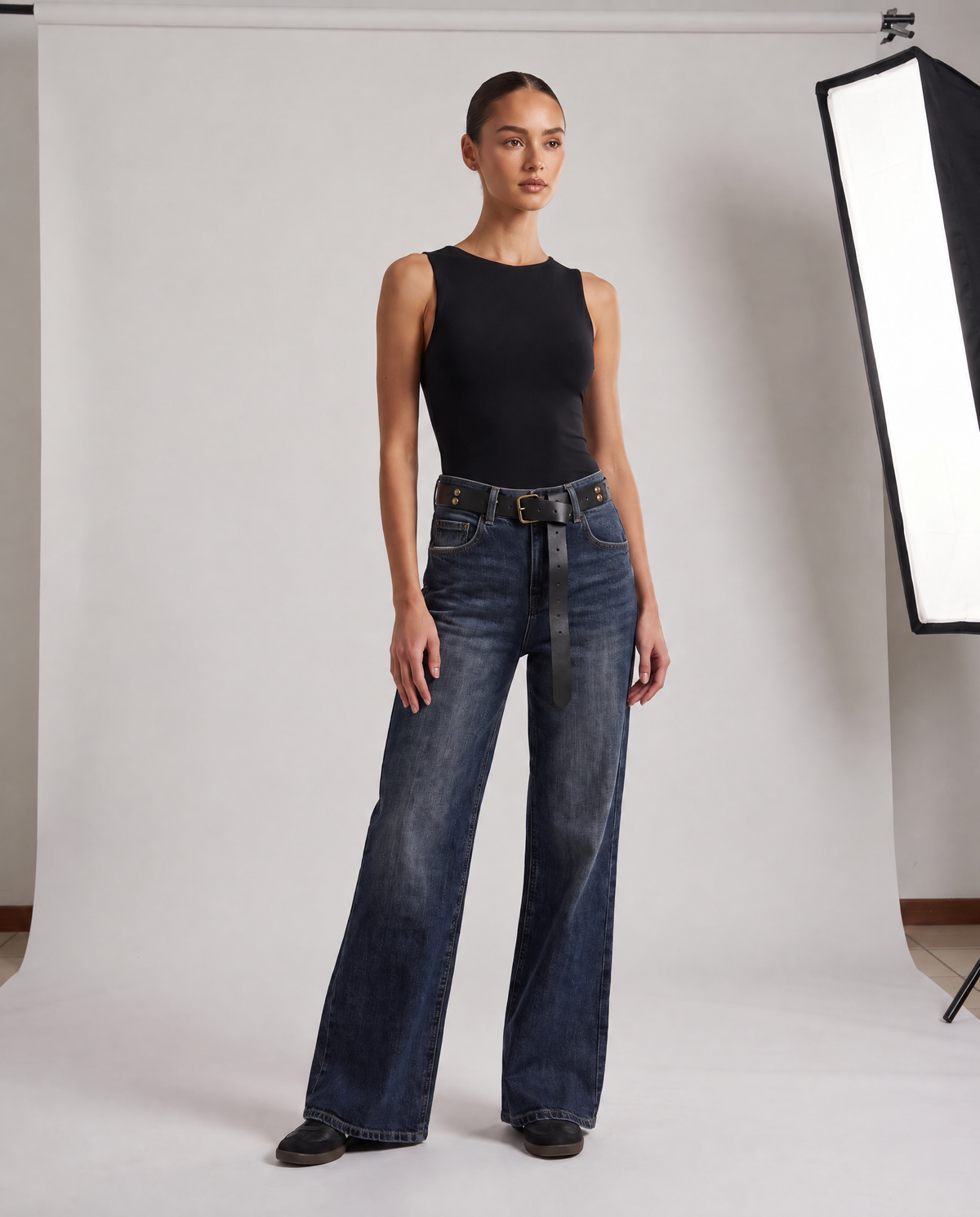 Jeans wide leg N2782 indossato da Polly 6, vista a tre quarti