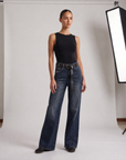 Jeans wide leg N2782 indossato da Polly 6, vista a tre quarti