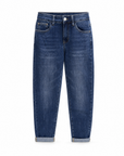Jeans mom fit cropped blu SJ1594 su sfondo bianco
