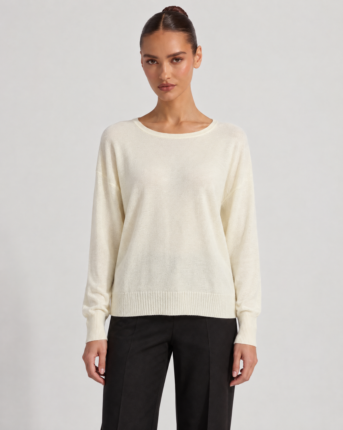 Maglia donna girocollo morbida in misto viscosa Bianco indossata da Polly 6 - vista frontale