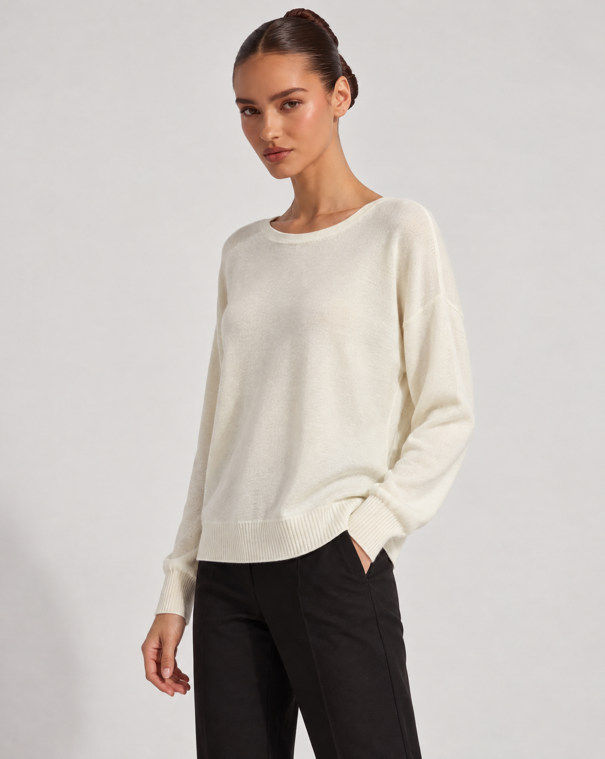 Maglia donna girocollo morbida in misto viscosa Bianco indossata da Polly 6 - vista tre quarti