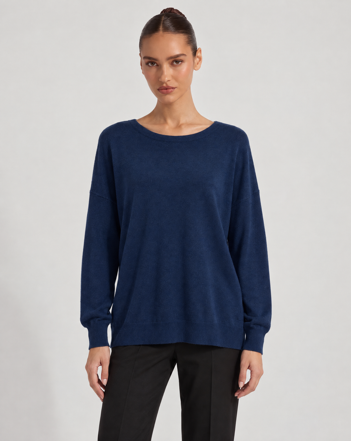 Maglia donna girocollo morbida in misto viscosa Blu indossata da Polly 6 - vista frontale