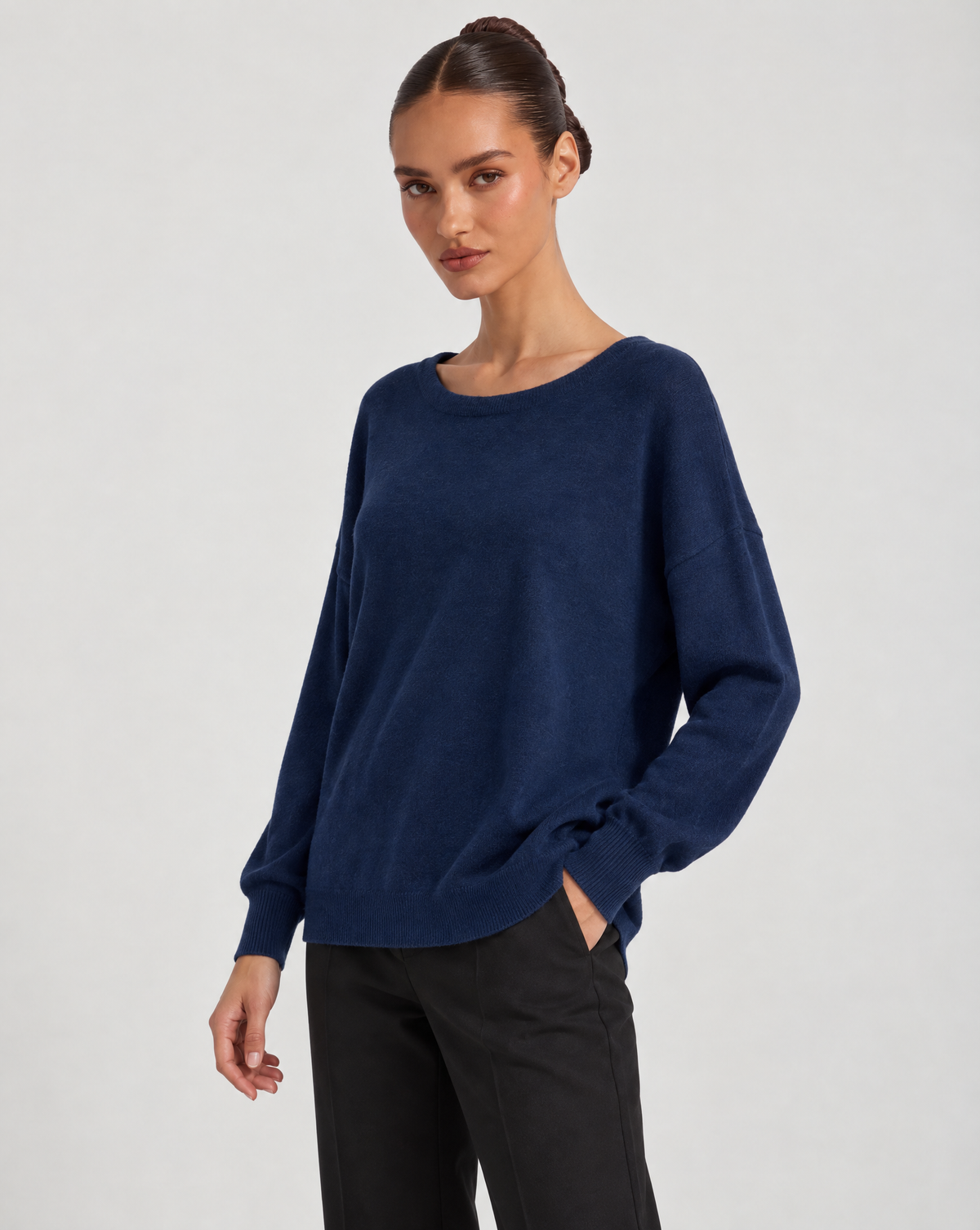 Maglia donna girocollo morbida in misto viscosa Blu indossata da Polly 6 - vista tre quarti