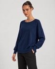 Maglia donna girocollo morbida in misto viscosa Blu indossata da Polly 6 - vista tre quarti