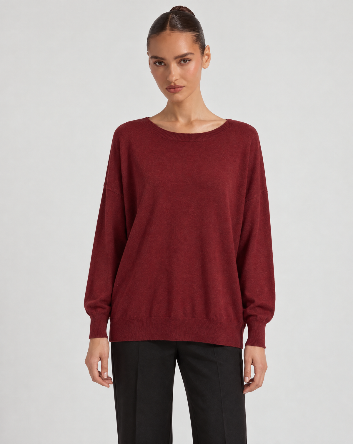 Maglia donna girocollo morbida in misto viscosa Bordeaux indossata da Polly 6 - vista frontale
