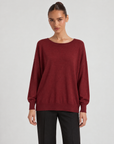 Maglia donna girocollo morbida in misto viscosa Bordeaux indossata da Polly 6 - vista frontale