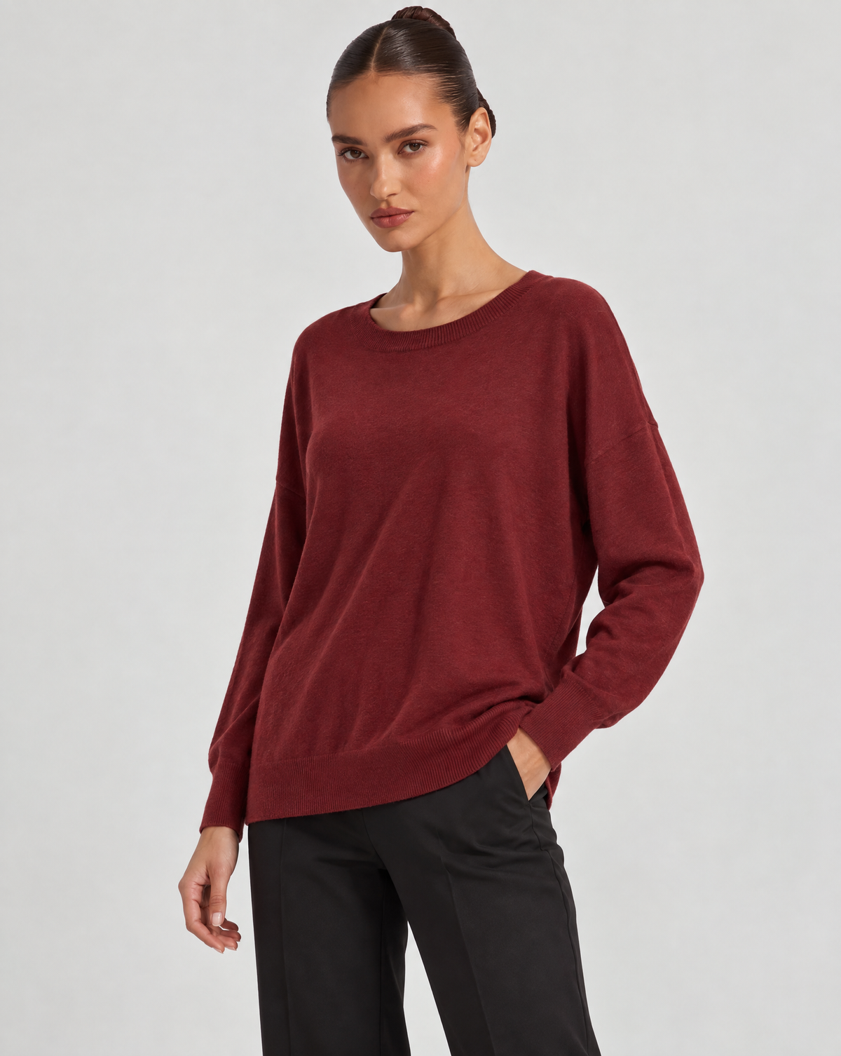 Maglia donna girocollo morbida in misto viscosa Bordeaux indossata da Polly 6 - vista tre quarti