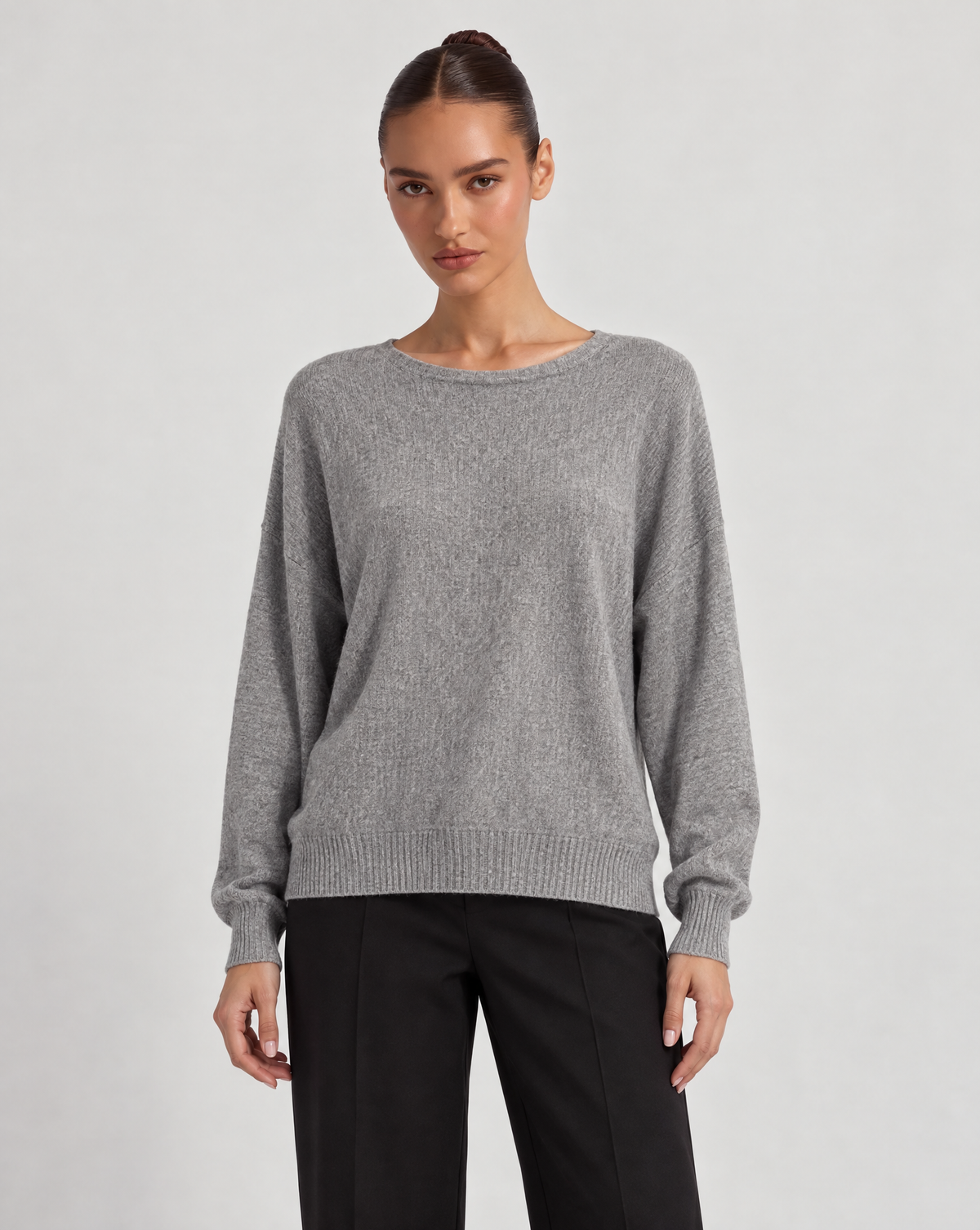 Maglia donna girocollo morbida in misto viscosa Grigio indossata da Polly 6 - vista frontale