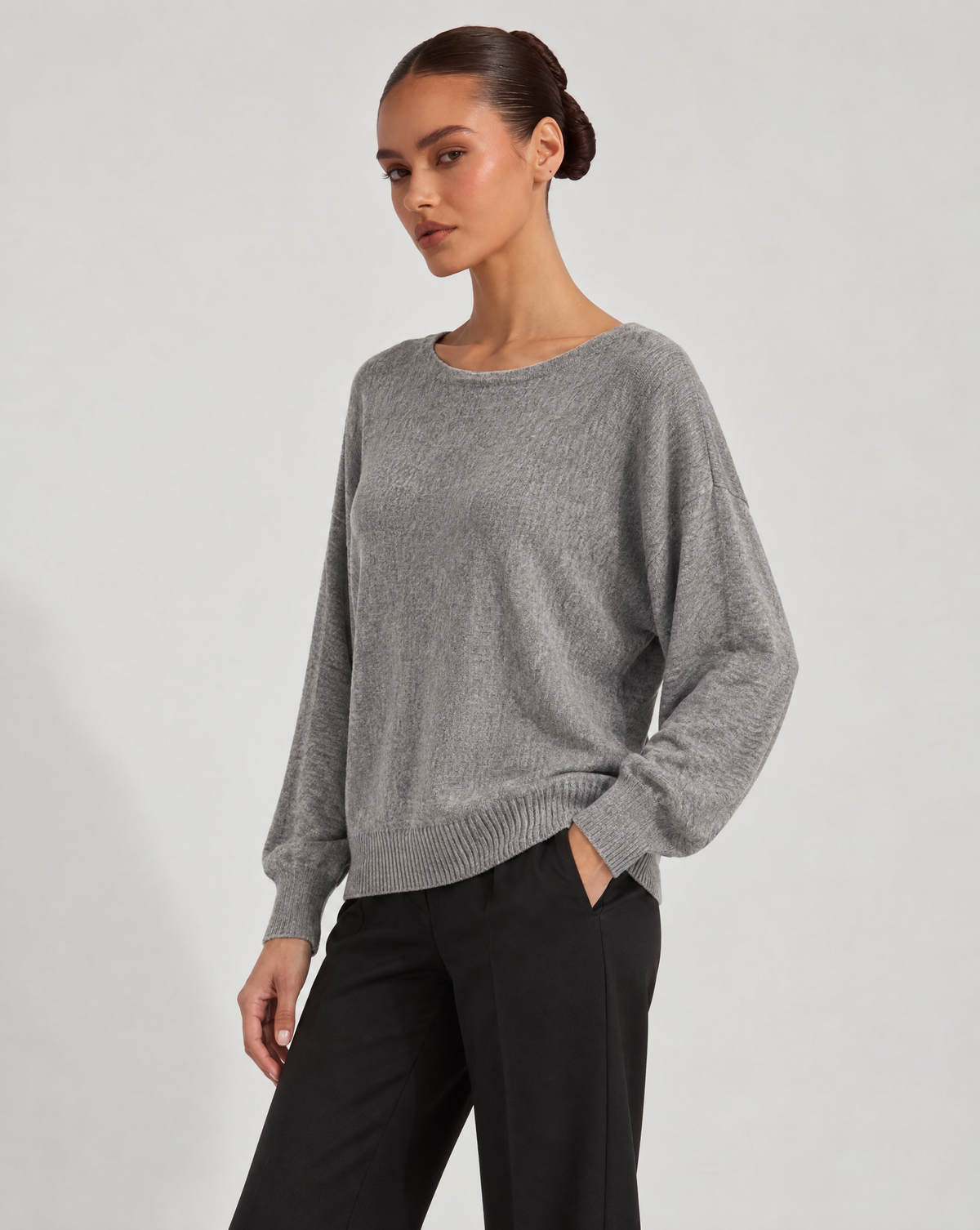 Maglia donna girocollo morbida in misto viscosa Grigio indossata da Polly 6 - vista tre quarti