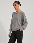 Maglia donna girocollo morbida in misto viscosa Grigio indossata da Polly 6 - vista tre quarti