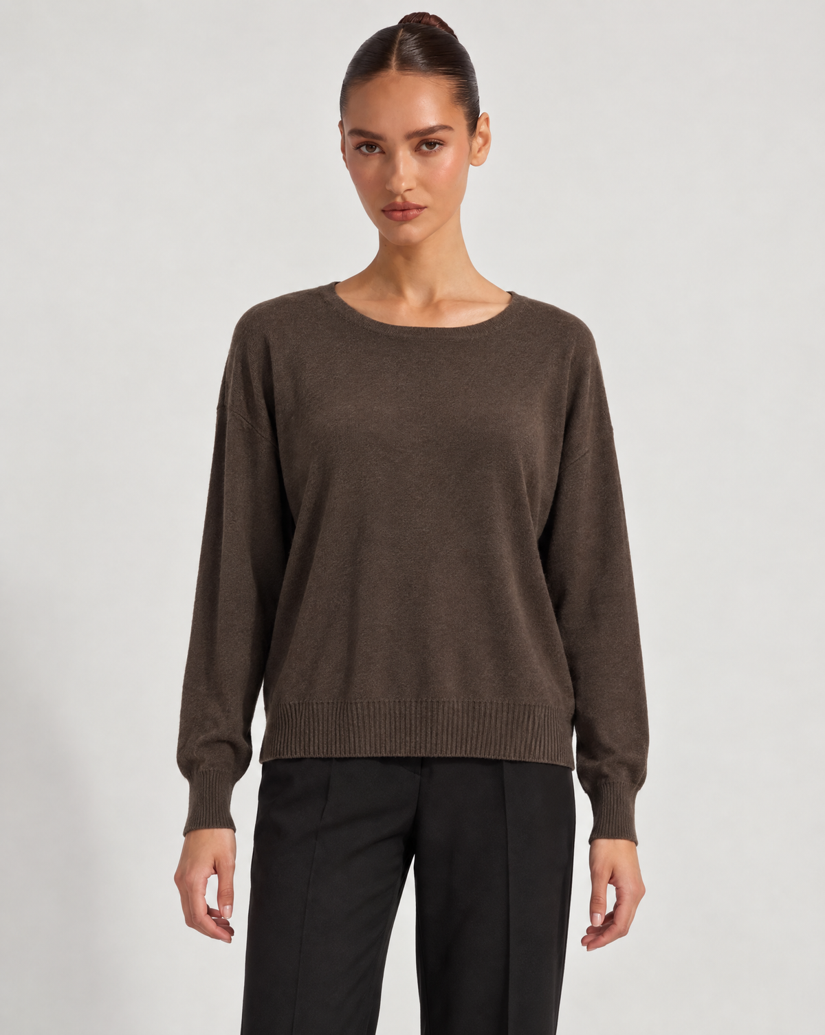 Maglia donna girocollo morbida in misto viscosa Marrone indossata da Polly 6 - vista frontale