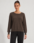 Maglia donna girocollo morbida in misto viscosa Marrone indossata da Polly 6 - vista frontale