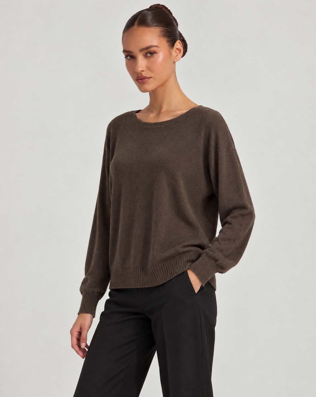 Maglia donna girocollo morbida in misto viscosa Marrone indossata da Polly 6 - vista tre quarti