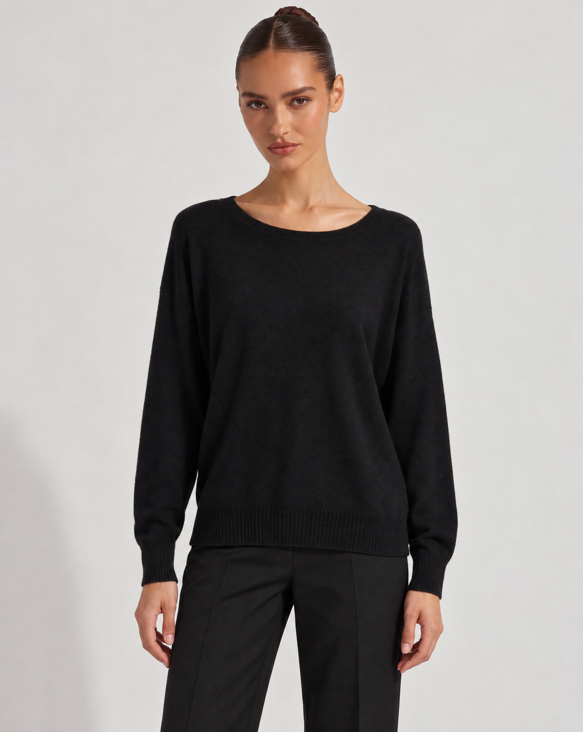 Maglia donna girocollo morbida in misto viscosa Nero indossata da Polly 6 - vista frontale