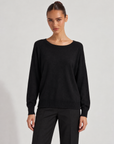 Maglia donna girocollo morbida in misto viscosa Nero indossata da Polly 6 - vista frontale