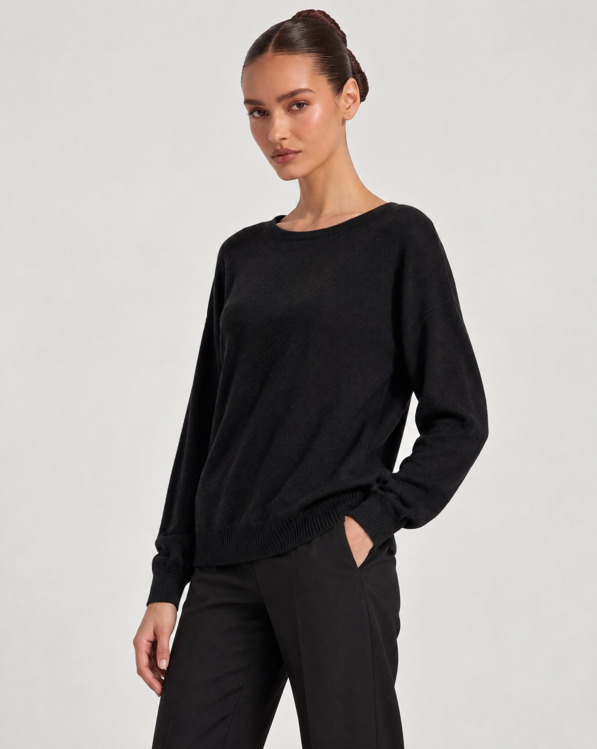 Maglia donna girocollo morbida in misto viscosa Nero indossata da Polly 6 - vista tre quarti