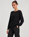 Maglia donna girocollo morbida in misto viscosa Nero indossata da Polly 6 - vista tre quarti
