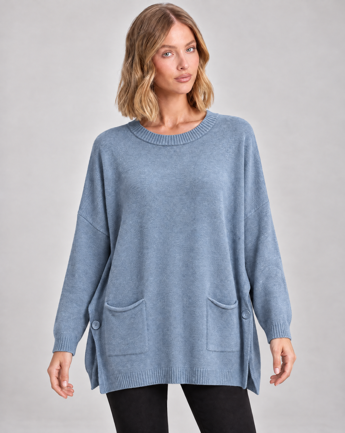 Maglia lunga con tasche frontali azzurro indossata da Polly 5, vista frontale