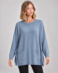 Maglia lunga con tasche frontali azzurro indossata da Polly 5, vista frontale
