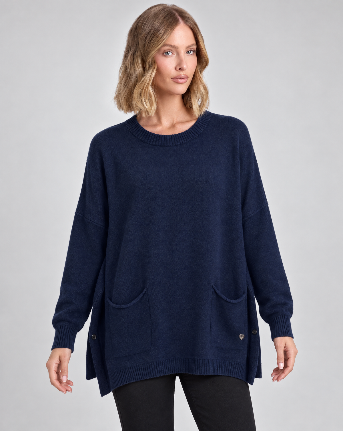 Maglia lunga con tasche frontali blu indossata da Polly 5, vista frontale