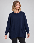 Maglia lunga con tasche frontali blu indossata da Polly 5, vista frontale