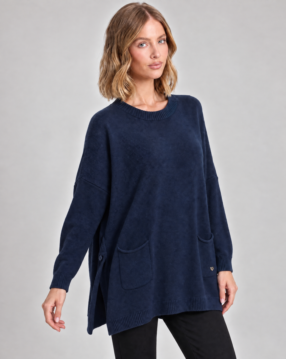 Maglia lunga con tasche frontali blu indossata da Polly 5, vista tre quarti