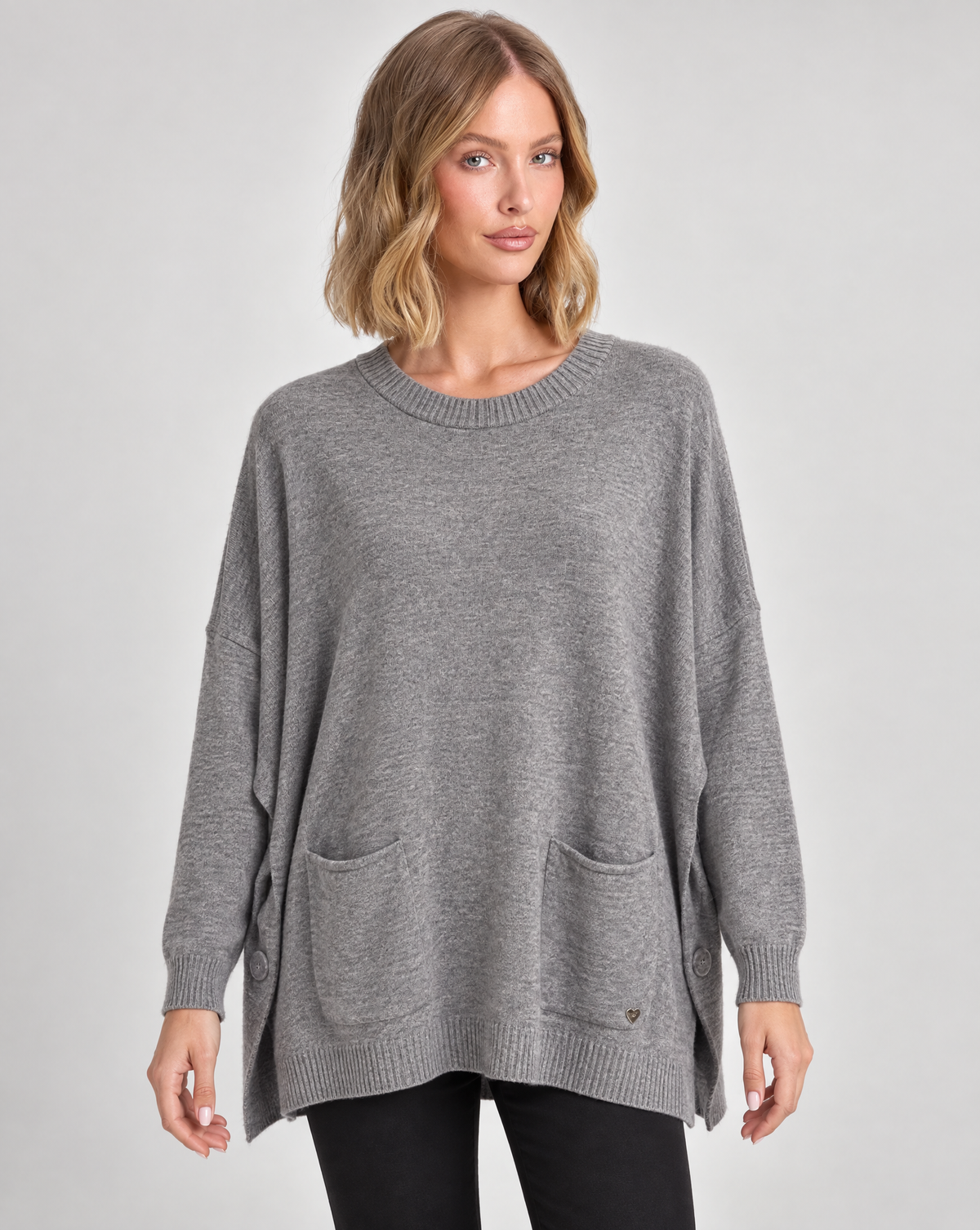 Maglia lunga con tasche frontali grigio indossata da Polly 5, vista frontale