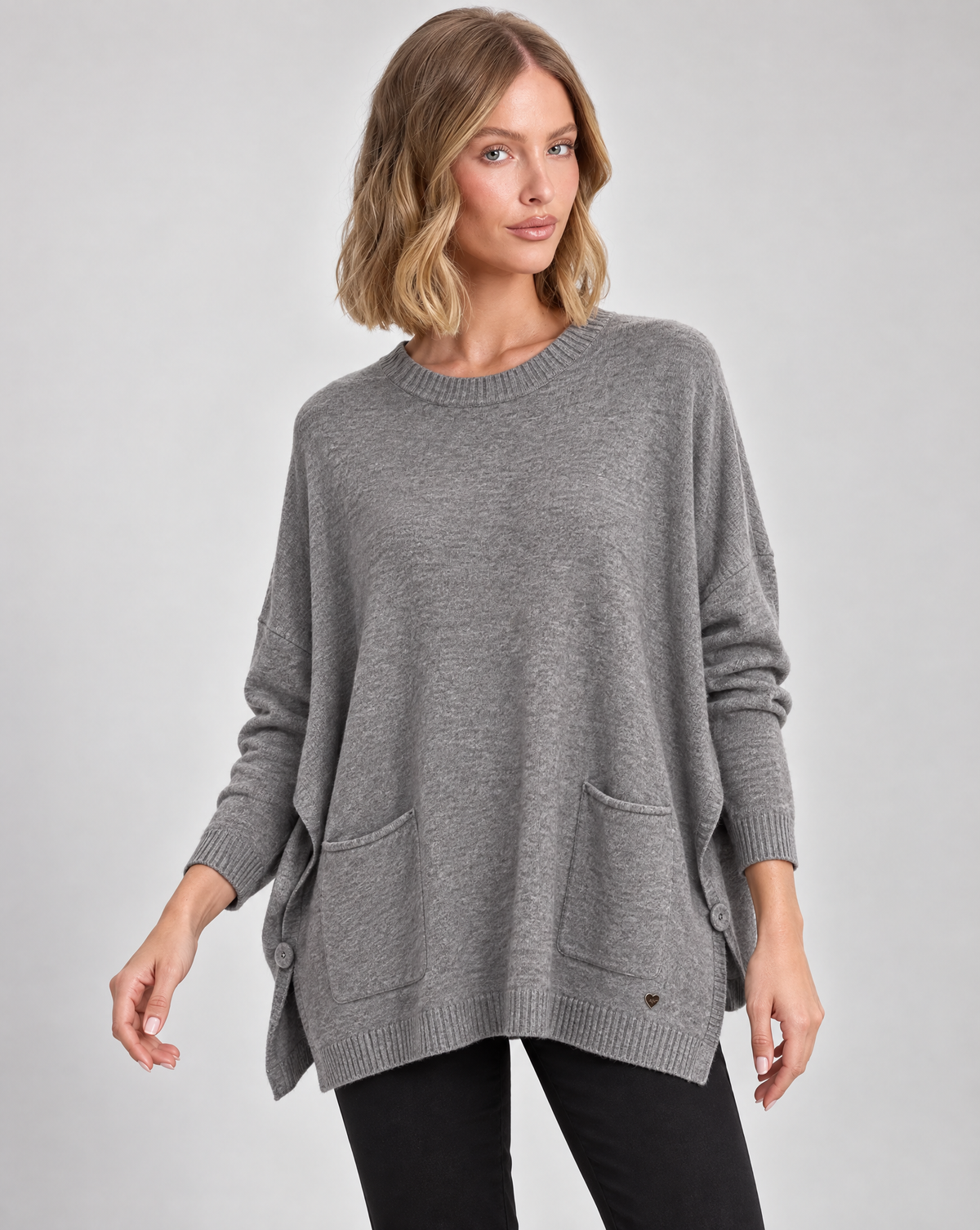 Maglia lunga con tasche frontali grigio indossata da Polly 5, vista tre quarti