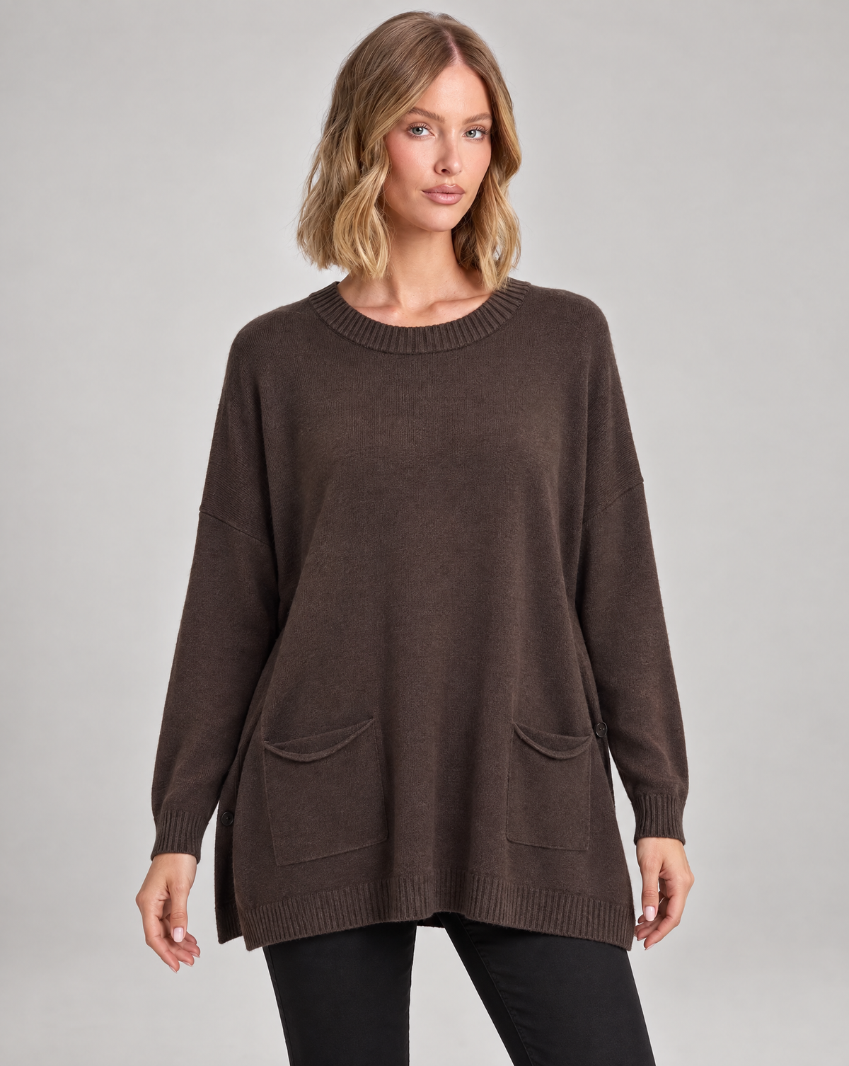 Maglia lunga con tasche frontali marrone indossata da Polly 5, vista frontale