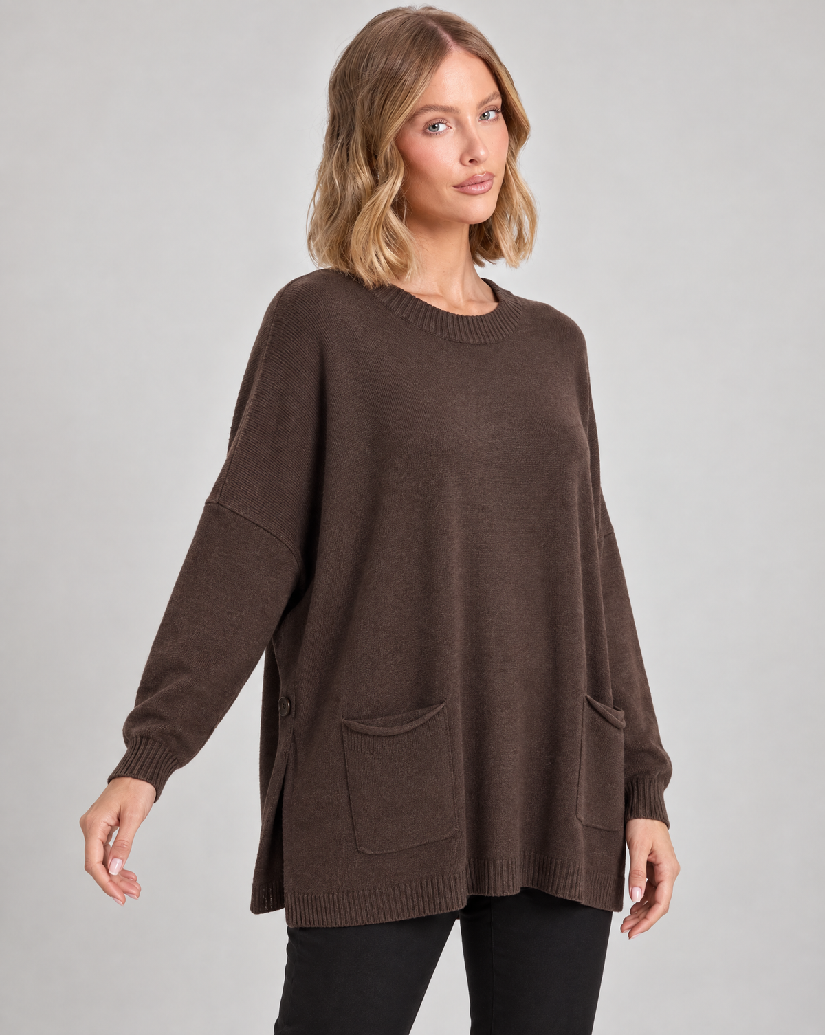 Maglia lunga con tasche frontali marrone indossata da Polly 5, vista tre quarti