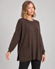 Maglia lunga con tasche frontali marrone indossata da Polly 5, vista tre quarti