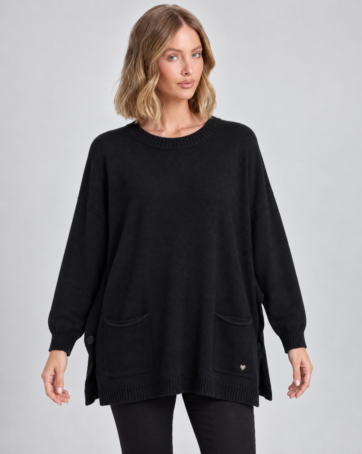 Maglia lunga con tasche frontali nero indossata da Polly 5, vista frontale