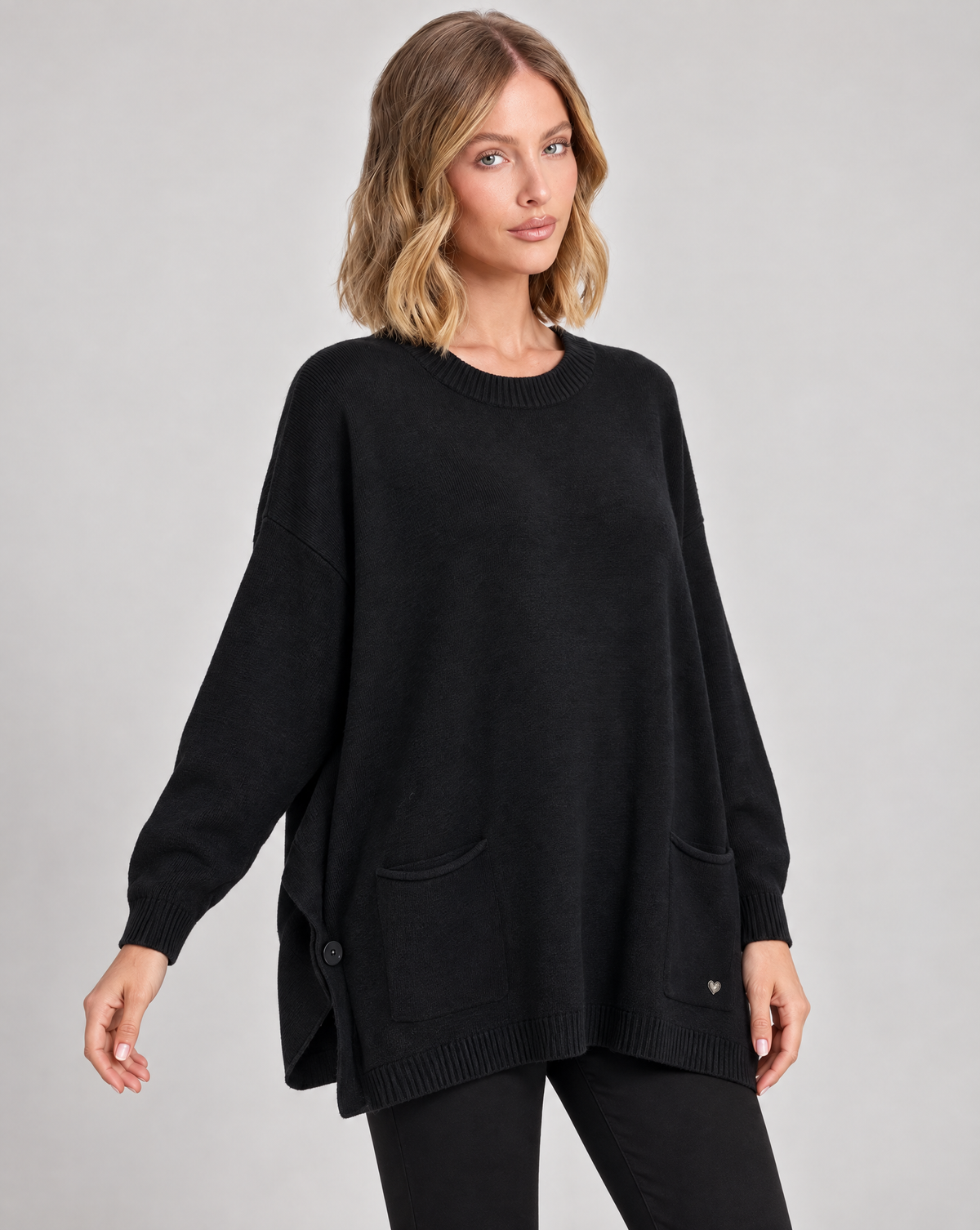 Maglia lunga con tasche frontali nero indossata da Polly 5, vista tre quarti