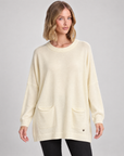 Maglia lunga con tasche frontali panna indossata da Polly 5, vista frontale